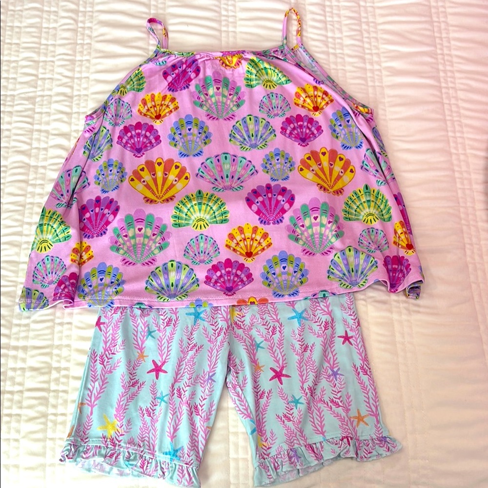 Posh peanut colorful seashell set, perfect for those hot summers. Brand new!!!